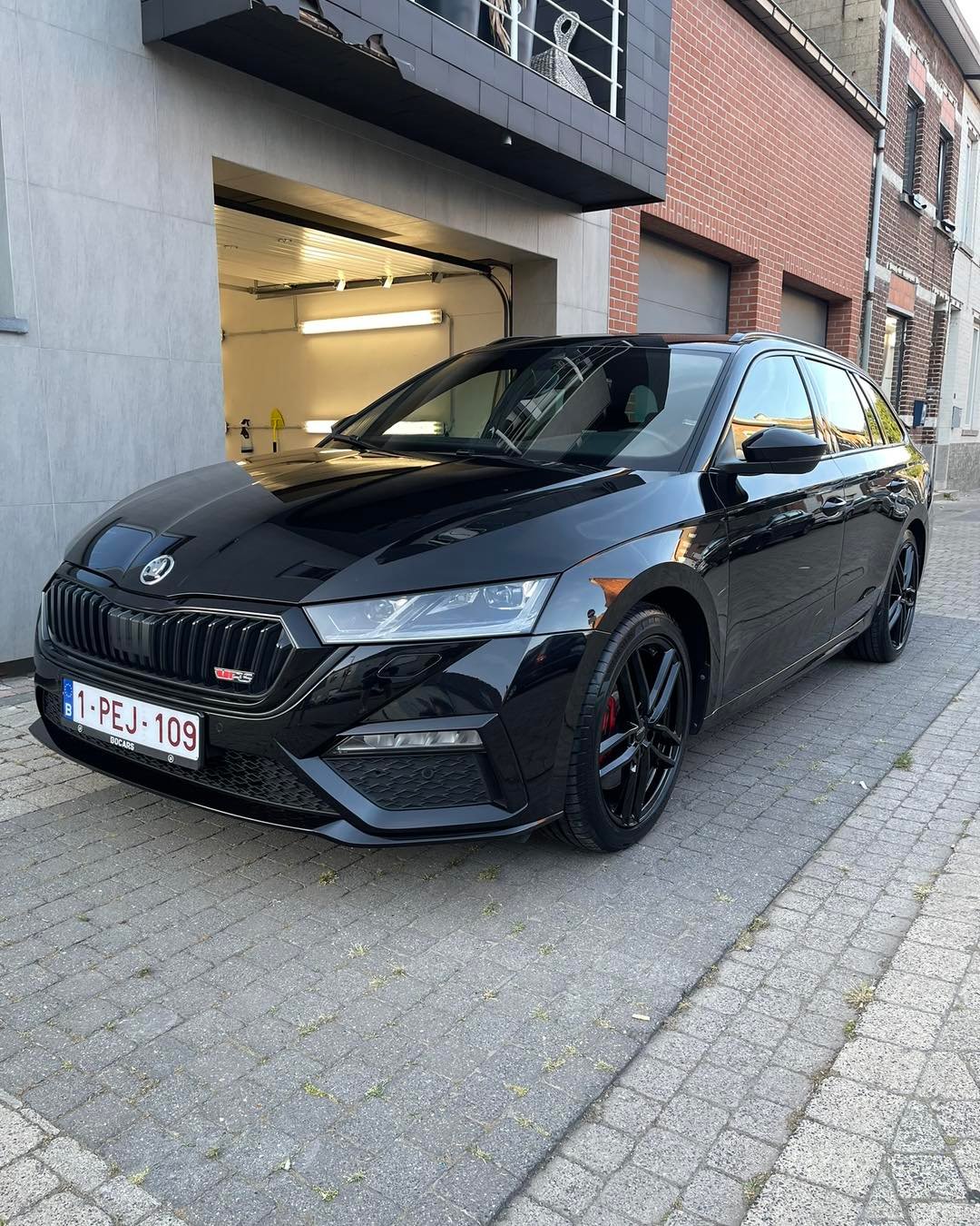 Glimmende sportwagen behandeld met een keramische coating door LDH Car Detailing nabij Aalst.