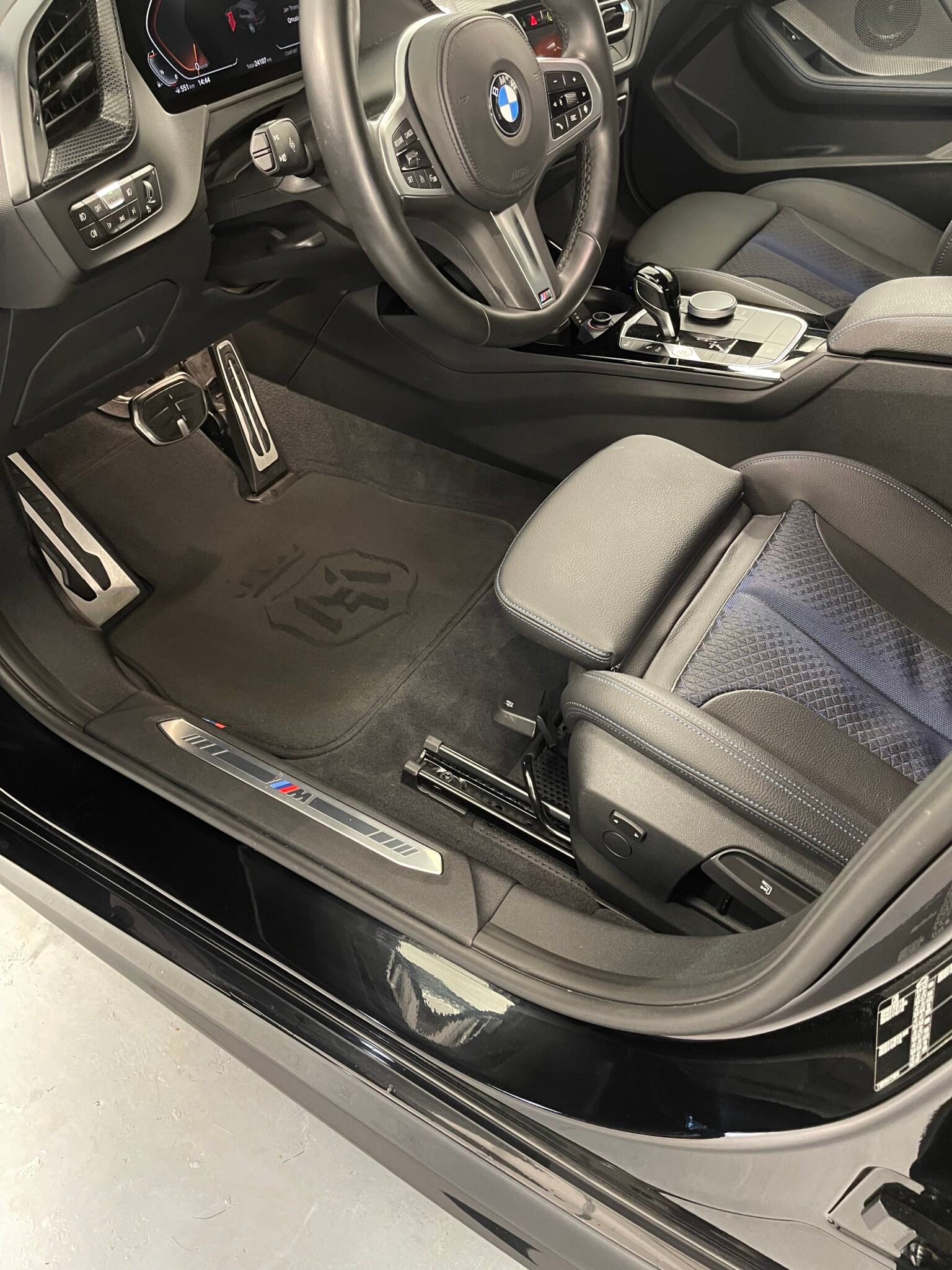 Interieurreiniging auto Aalst, detailing borstelwerk in naden en randen