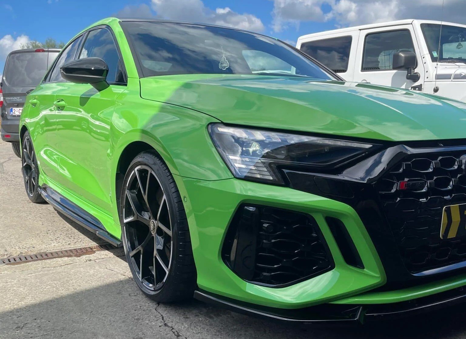 Auto die professioneel verkoopklaar is gemaakt met glanzende lak en een kraaknet interieur