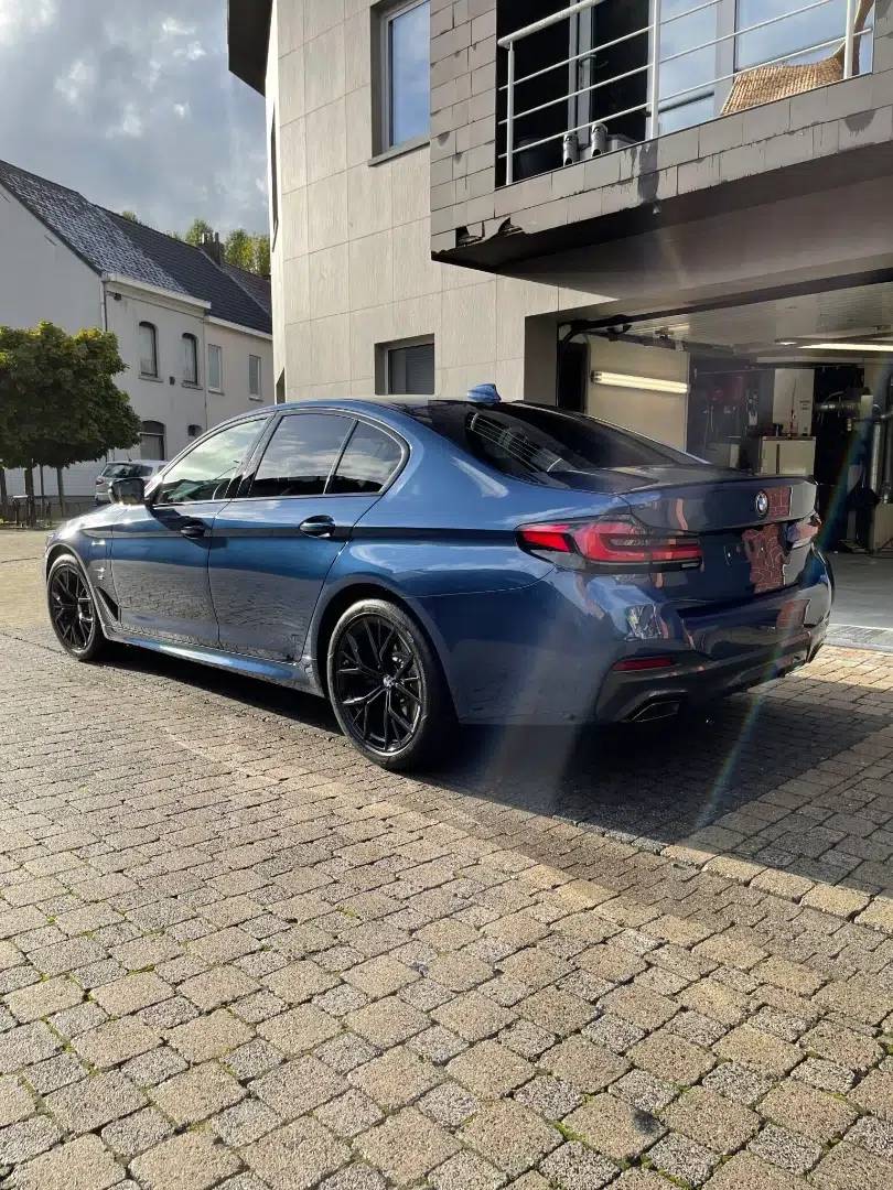 Auto voorzien van een hoogwaardige beschermende coating in de werkplaats van LDH Car Detailing