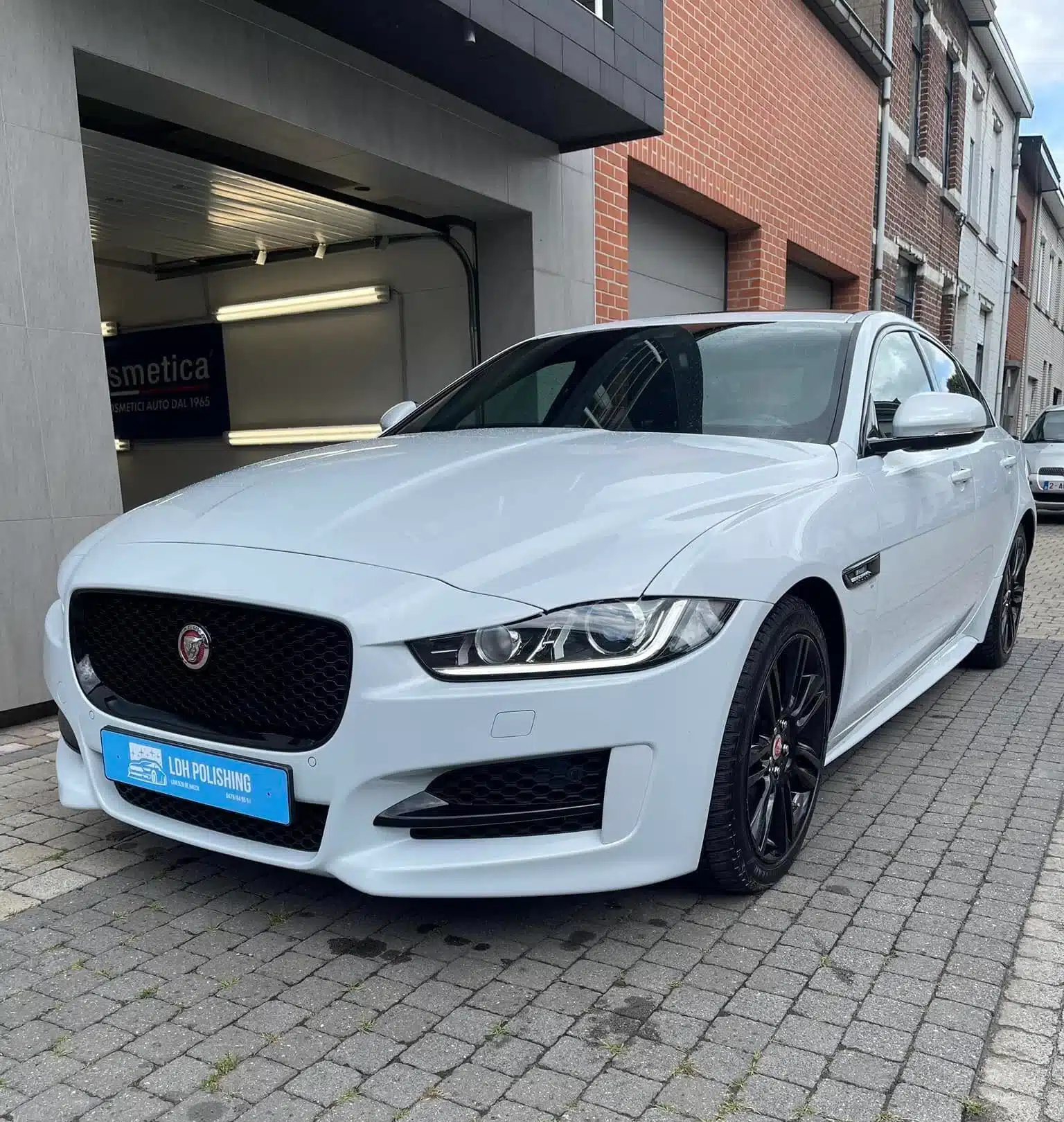 Keramische coating wordt aangebracht voor premium keramische lakbescherming.