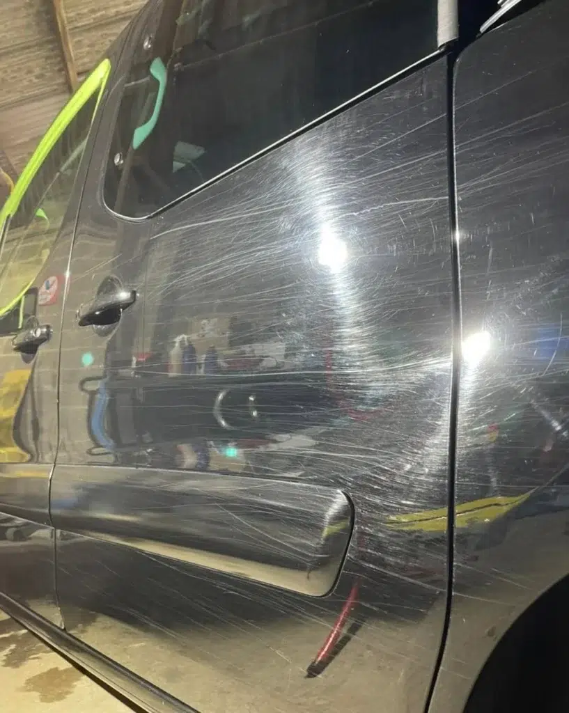 Swirls in autolak zichtbaar in zonlicht, teken dat auto polieren nodig kan zijn.