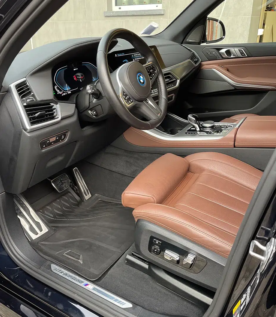 Auto-interieur met schone stoffen autozetels na reiniging