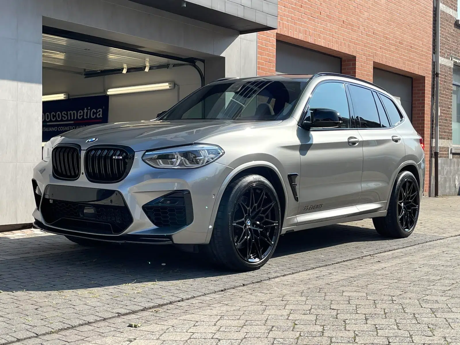 Auto-met-diepe-glans-en-spiegelafwerking-na-een-volledige-car-detailing-behandeling