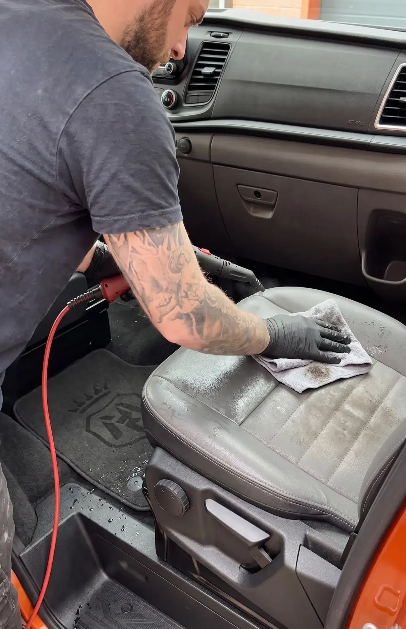 Close-up van een stoffen autozetel die wordt voorbehandeld met een bekledingsreiniger