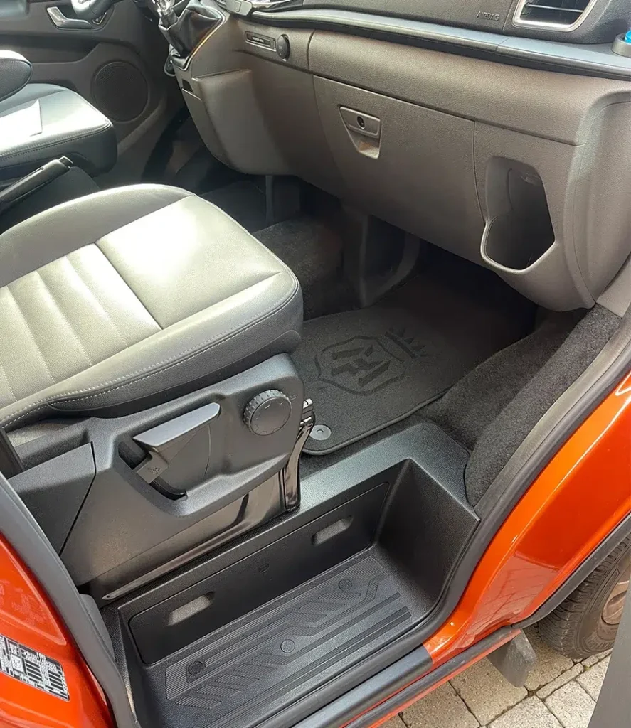 Professioneel gereinigd auto-interieur met schone stoffen autozetels en een strak afgewerkt dashboard