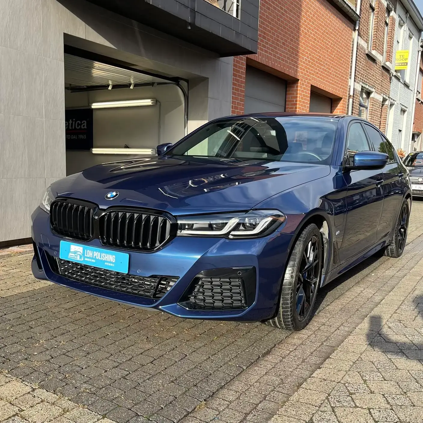 BMW met Frozen matte lakafwerking in de stofvrije detailing studio van LDH Car Detailing