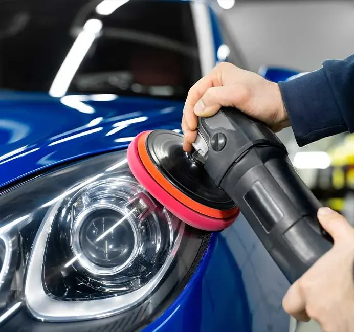 Detail van een keramische coating applicatie op de tankkap van een motorfiets