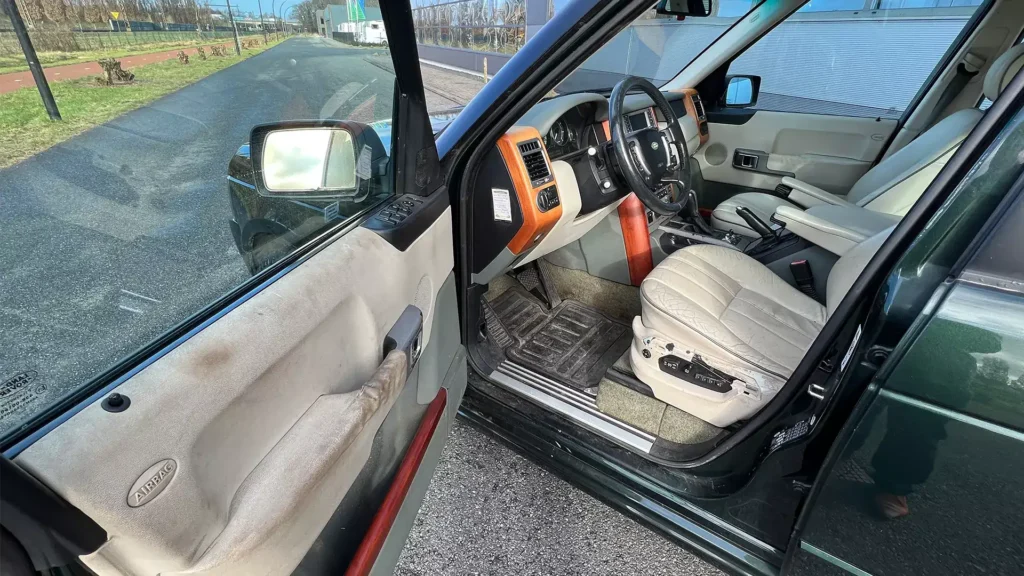 Rokersauto met zichtbare nicotine-aanslag op de dakhemel en dashboard