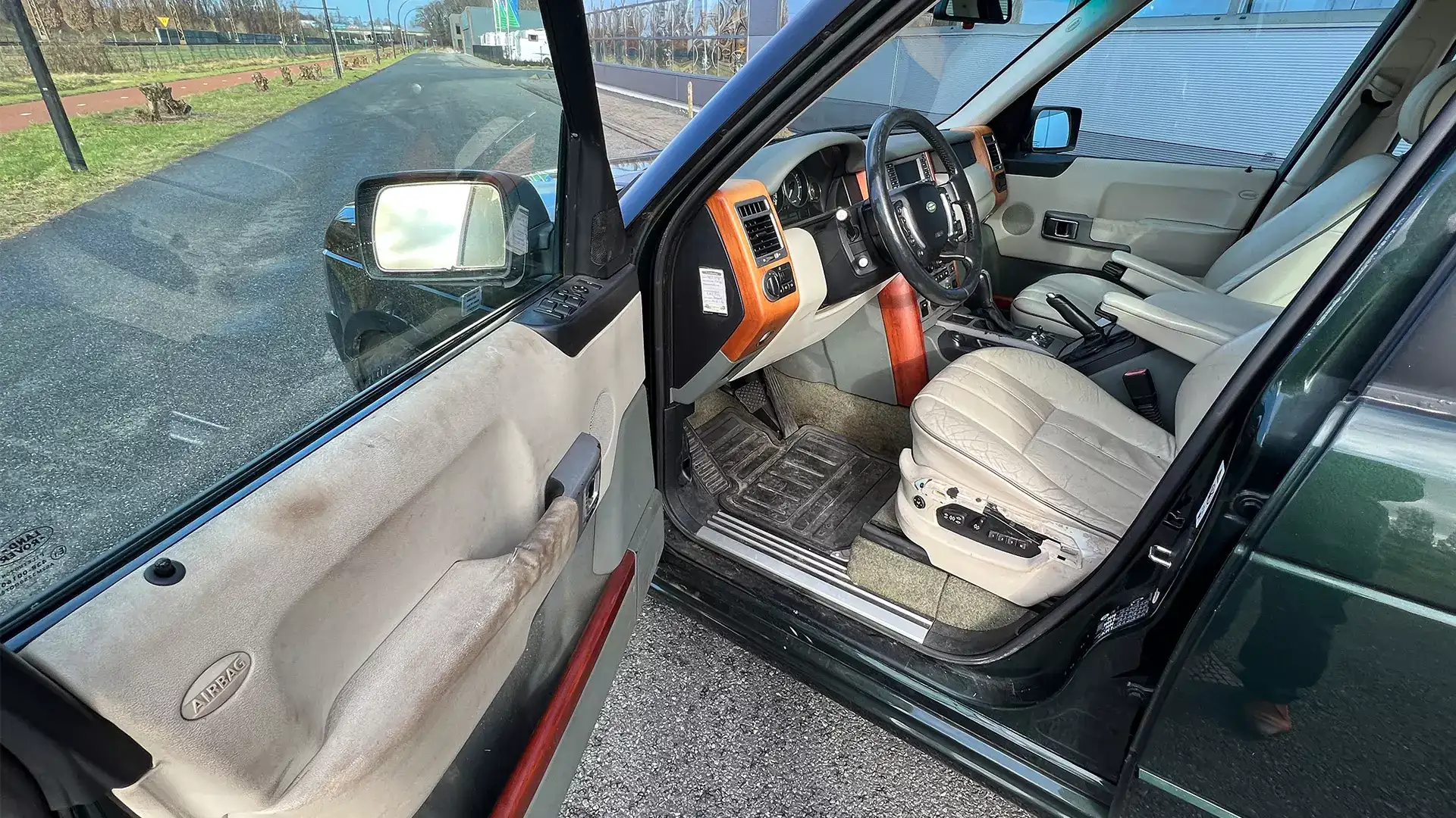 Rokersauto met zichtbare nicotine-aanslag op de dakhemel en dashboard