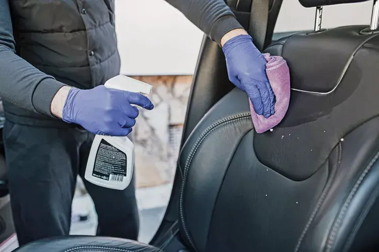 Sproei-extractie van een sterk vervuilde stoffen zetel in een bedrijfswagen