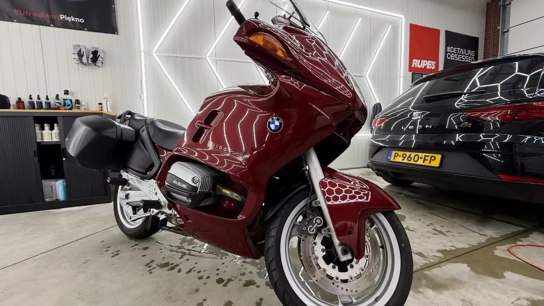 Sportieve motorfiets na keramische coating behandeling in de detailing studio van LDH Car Detailing
